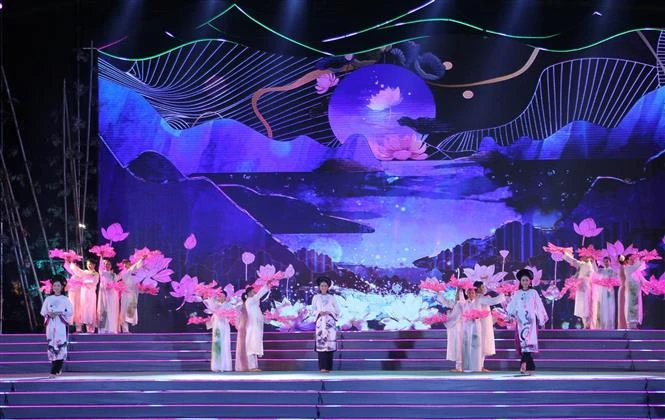 Bế mạc Lễ hội Làng Sen và chương trình "Từ Làng Sen đến Thành phố mang tên Hồ Chí Minh"