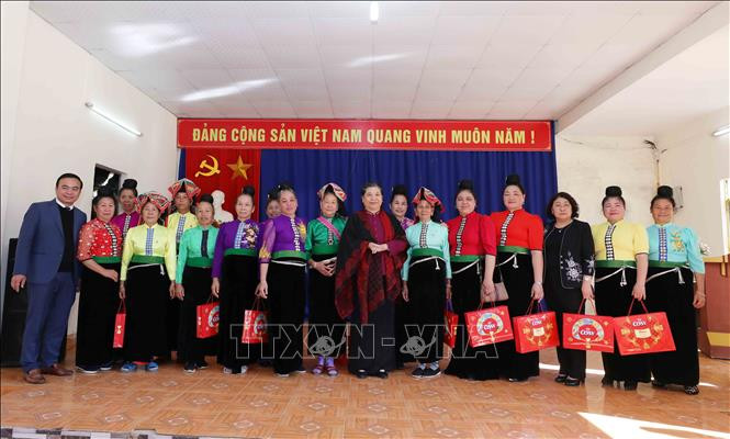Uỷ viên Bộ Chính trị, Phó Chủ tịch Thường trực Quốc hội Tòng Thị Phóng tặng quà cho phụ nữ bản Phứa Cón. Ảnh: Phương Hoa – TTXVN