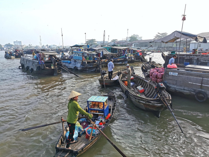Mỗi ngày, khu vực chợ nổi Cái Răng phát sinh khoảng 1 tấn rác thải sinh hoạt từ hoạt động buôn bán, du lịch. Ảnh: Thanh Liêm - TTXVN