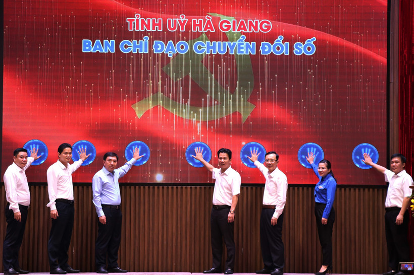Lãnh đạo tỉnh Hà Giang thực hiện nghi thức phát động cuộc thi. Ảnh: Minh Tâm-TTXVN