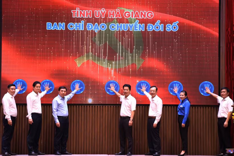 Lãnh đạo tỉnh Hà Giang thực hiện nghi thức phát động cuộc thi. Ảnh: Minh Tâm-TTXVN