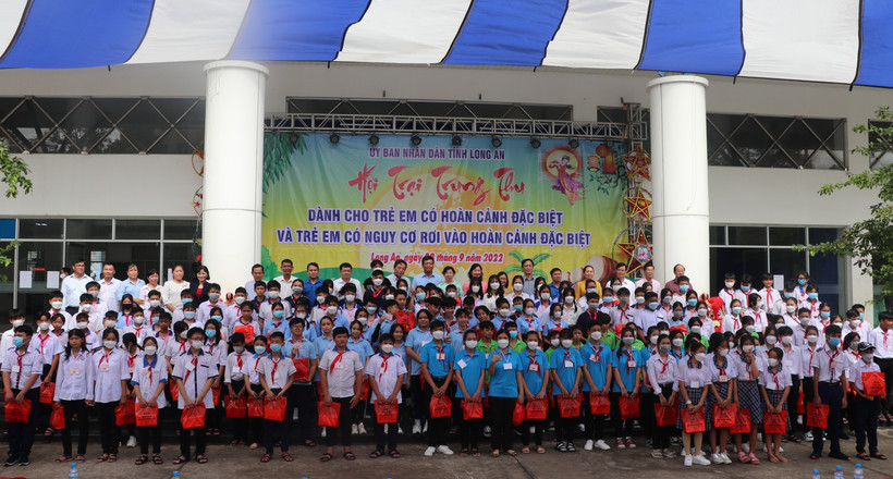 Long An: Mang Tết Trung thu đến với trẻ em có hoàn cảnh đặc biệt