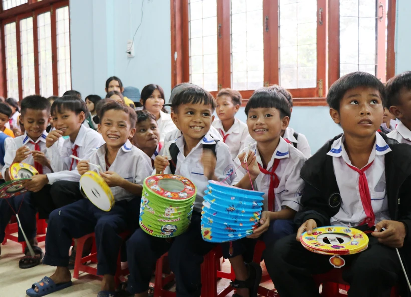 Nét mặt vui tươi rạng ngời của những em nhỏ đồng bào Ca Dong khi tham gia chương trình. Ảnh: Phạm Cường-TTXVN