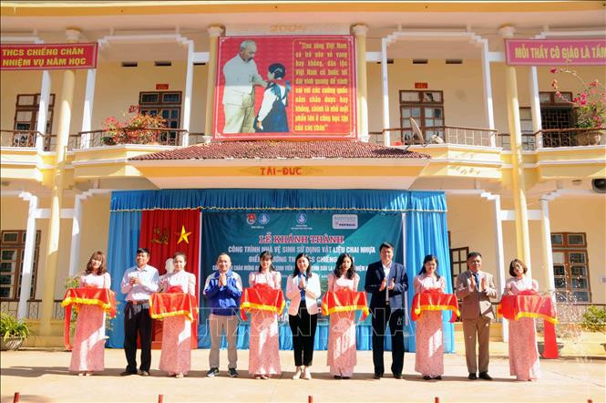 Lễ cắt băng khánh thành công trình nhà vệ sinh sử dụng vật liệu xây dựng từ chai nhựa tại điểm trường Sài Lương thuộc Trường Tiểu học - Trung học cơ sở Chiềng Chăn, huyện Mai Sơn. Ảnh: Quang Quyết-TTXVN