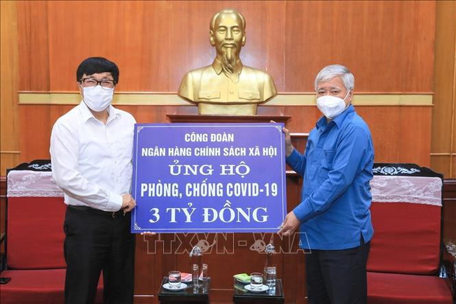 Chủ tịch Ủy ban Trung ương Mặt trận Tổ quốc Việt Nam Việt Nam Đỗ Văn Chiến tiếp nhận số tiền 3 tỷ đồng từ Công đoàn Ngân hàng Chính sách xã hội. Ảnh: Minh Đức - TTXVN