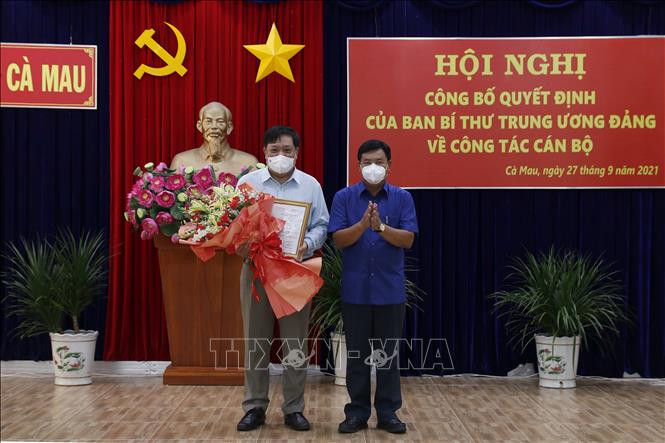 Ông Nguyễn Tiến Hải, Bí thư Tỉnh ủy, Chủ tịch Hội đồng nhân dân tỉnh Cà Mau tặng hoa chúc mừng đồng chí Phạm Thành Ngại. Ảnh:Kim Há-TTXVN