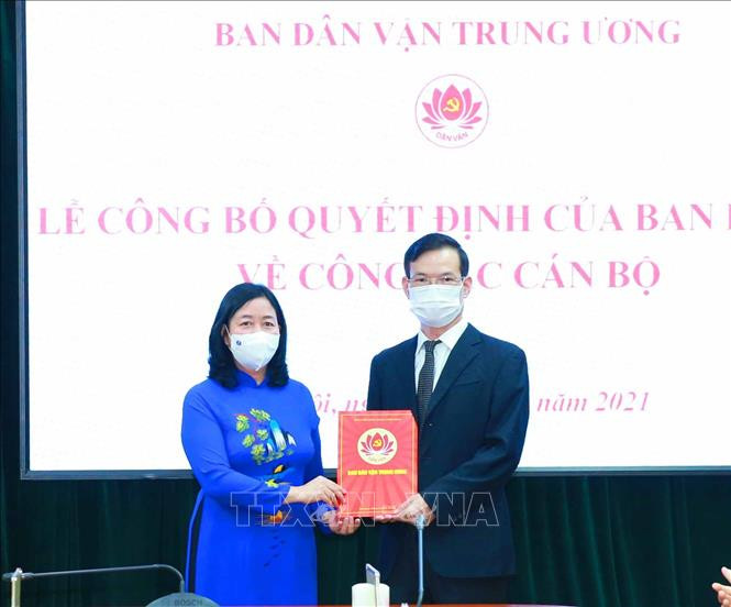 Đồng chí Nguyễn Thị Thu Hoài, Bí thư Trung ương Đảng, Trưởng Ban Dân vận Trung ương trao quyết định cho đồng chí Triệu Tài Vinh. Ảnh: Phương Hoa – TTXVN
