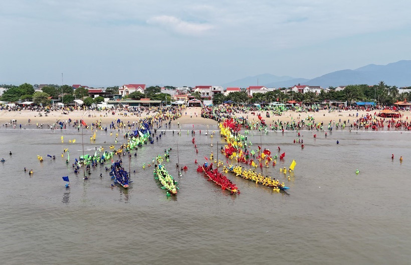 Bơi thuyền truyền thống tại xã Cảnh Dương, huyện Quảng Trạc, Quảng Bình. Ảnh: TTXVN phát