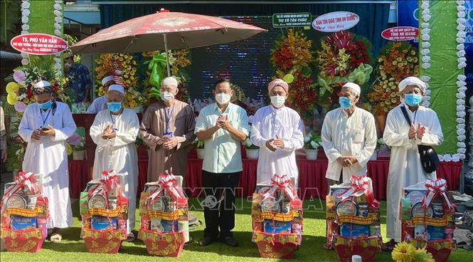 Ông Nguyễn Tiếc Hùng, Chủ tịch Ủy ban Mặt trận Tổ quốc Việt Nam tỉnh An Giang (thứ 4 trái qua) tặng quà chúc mừng các vị giáo cả, phó giáo cả Ban Quản trị các Thánh đường, Tiểu Thánh đường Hồi giáo Islam trên địa bàn tỉnh An Giang. Ảnh: Công Mạo-TTXVN