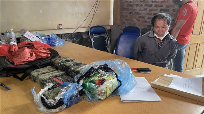 Bắt giữ đối tượng Giàng Seo Chúng vận chuyển trái phép 8 bánh heroin cùng 4kg ma túy đá