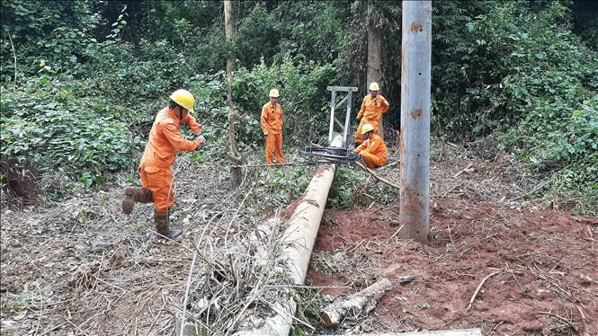 Công nhân Điện lực huyện Kbang khắc phục sự cố điện. Ảnh: Hoài Nam – TTXVN