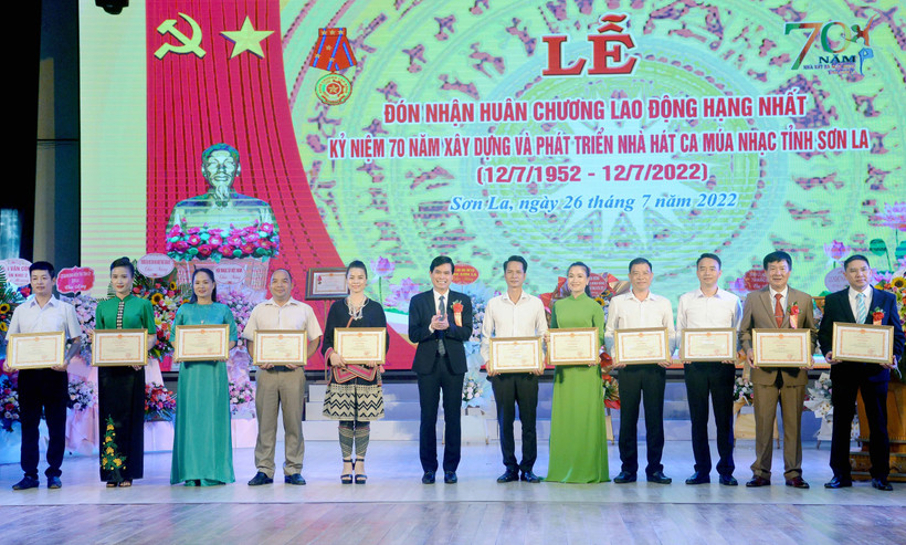 Chủ tịch Ủy ban nhân dân tỉnh Sơn La Hoàng Quốc Khánh tặng Bằng khen cho 11 cá nhân có nhiều thành tích xuất sắc. Ảnh: Quang Quyết – TTXVN