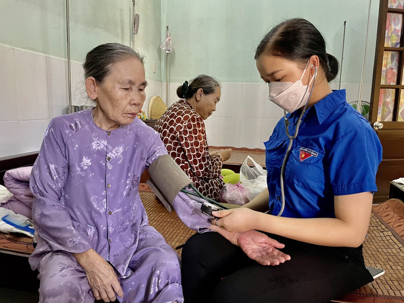 Đo huyết áp mỗi sáng cho các đối tượng có công neo đơn đang được nuôi dưỡng tại Trung tâm Điều dưỡng, chăm sóc người có công Thừa Thiên – Huế. Ảnh: Mai Trang –TTXVN
