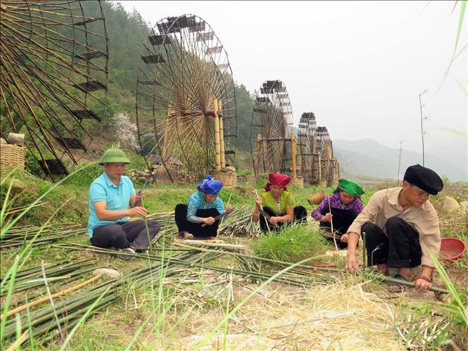 Người dân xã Ngọc Chiến chuẩn bị vật liệu để phục dựng cọn nước (guồng nước) nhằm phục vụ phát triển du lịch. Ảnh: Hữu Quyết – TTXVN