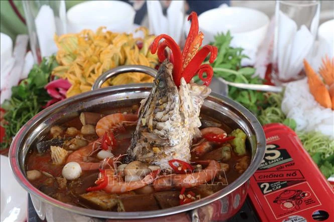 Lẩu mắm - món ngon mà bất kỳ du khách nào khi ghé thăm U Minh đều không thể bỏ qua. Ảnh: Huỳnh Anh – TTXVN