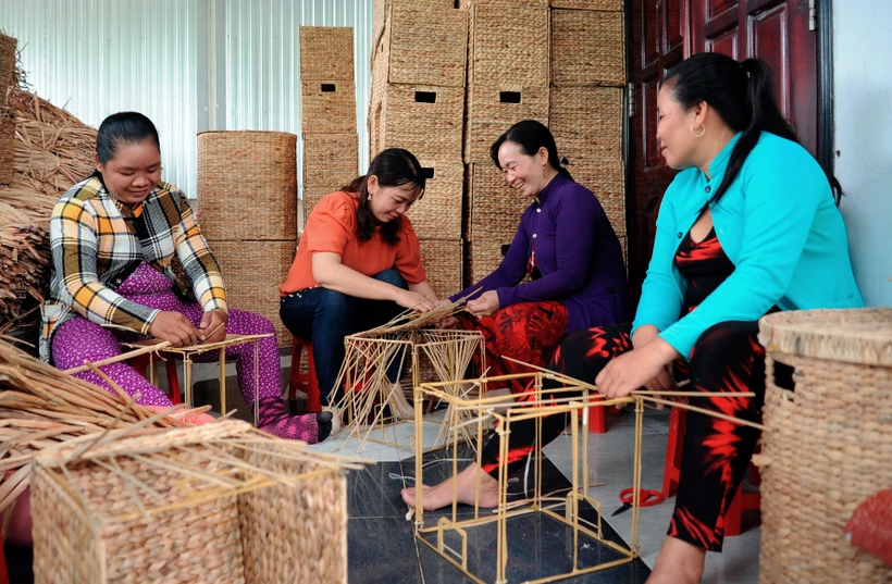 Đào tạo nghề theo nhu cầu của người học, gắn với tiềm năng, thế mạnh địa phương, từ đó tạo cơ hội cho con em đồng bào Khmer sau khi học nghề xong có thể áp dụng ngay những kiến thức đã học để phát triển kinh tế gia đình. Ảnh: Lê Yến Thanh