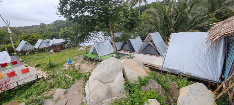 Một trong nhiều homestay xây dựng tự phát trên Núi Cấm. Ảnh: TTXVN phát.