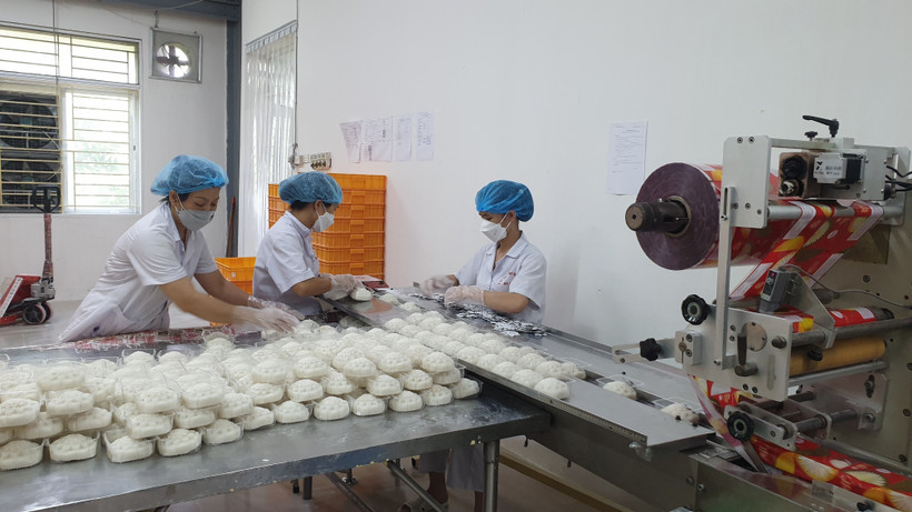 Quy trình sản xuất bánh Trung thu của Công ty Bánh Mứt kẹo Hà Nội đảm bảo an toàn vệ sinh thực phẩm từ khâu làm bánh cho đến đóng gói. Ảnh: Phương Anh-TTXVN