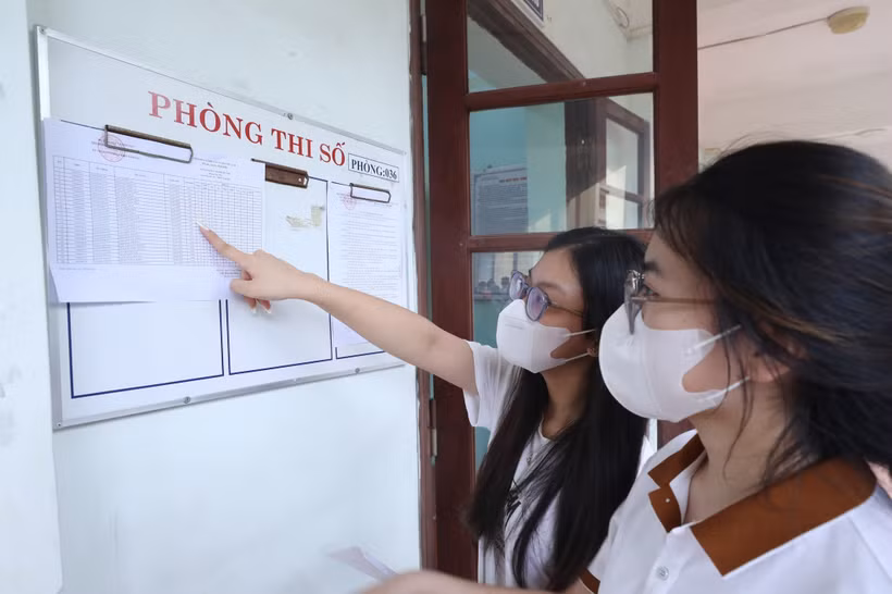 Các thí sinh xem tên, số báo danh, phòng thi tại Trường THPT Việt Bắc, Thành phố Lạng Sơn. Ảnh: Anh Tuấn – TTXVN