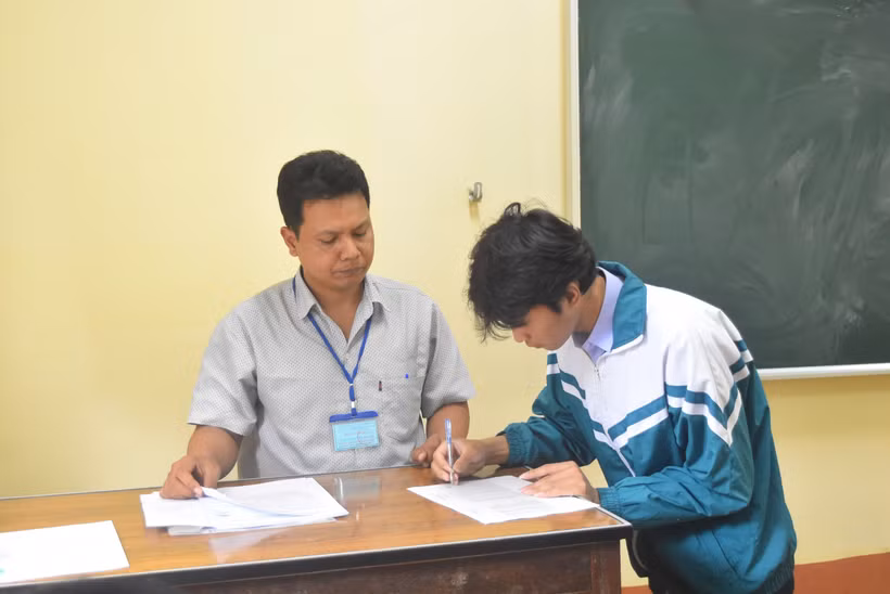 Thí sinh đến làm thủ tục tại điểm trường THPT Buôn Ma Thuột (thành phố Buôn Ma Thuột, Đắk Lắk). Ảnh: Nguyên Dung – TTXVN