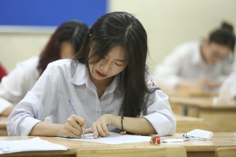 Thí sinh chuẩn bị làm bài thi môn Ngữ Văn tại điểm thi trưởng THPT Nguyễn Gia Thiều (Hà Nội). Ảnh: Minh Quyết – TTXVN