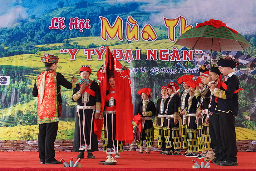 Đến Y Tý, du khách được trải nghiệm những nét văn hóa đặc sắc của đồng bào dân tộc. Ảnh: Từ Quỳnh