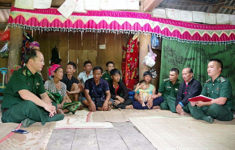 Cán bộ, chiến sĩ Đồn Biên phòng Mường Pồn tuyên truyền pháp luật cho đồng bào dân tộc. Ảnh: Phan Tuấn Anh