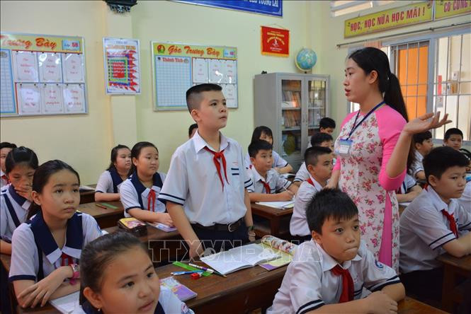 Cậu bé toán học Lê Hoàng Nhật Đình không chỉ có thành tích khủng về học tập mà em còn là nòng cốt trong các hoạt động đoàn, đội ở trường. Ảnh: TTXVN phát