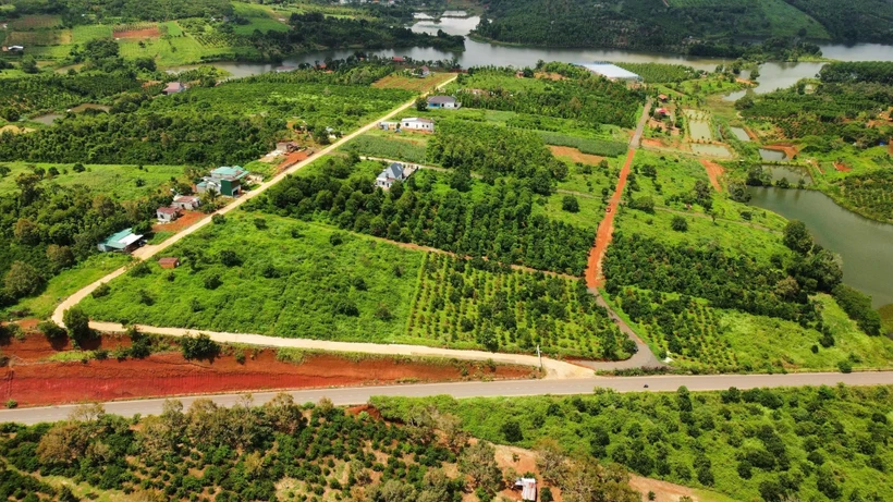 Mở đường, phân lô tại khu vực ven đường tránh trung tâm thành phố Gia Nghĩa, tỉnh Đắk Nông. Ảnh: TTXVN phát