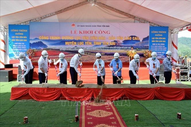 Các đại biểu thực hiện nghi thức động thổ khởi công công trình đường Lục Yên (Yên Bái) - Bảo Yên (Lào Cai). Ảnh: Đức Tưởng - TTXVN