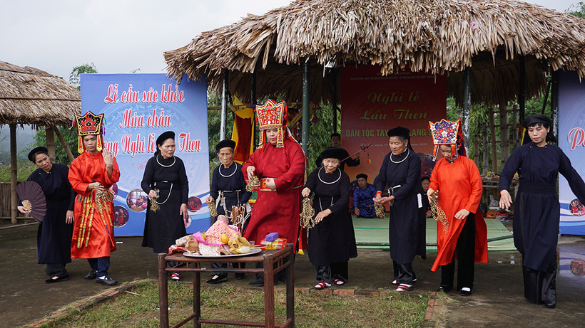 Nghi lễ Lẩu Then chứa đựng giá trị văn hóa truyền thống, góp phần gắn kết tình làng, nghĩa xóm của người Tày. Ảnh: Hoàng Hải