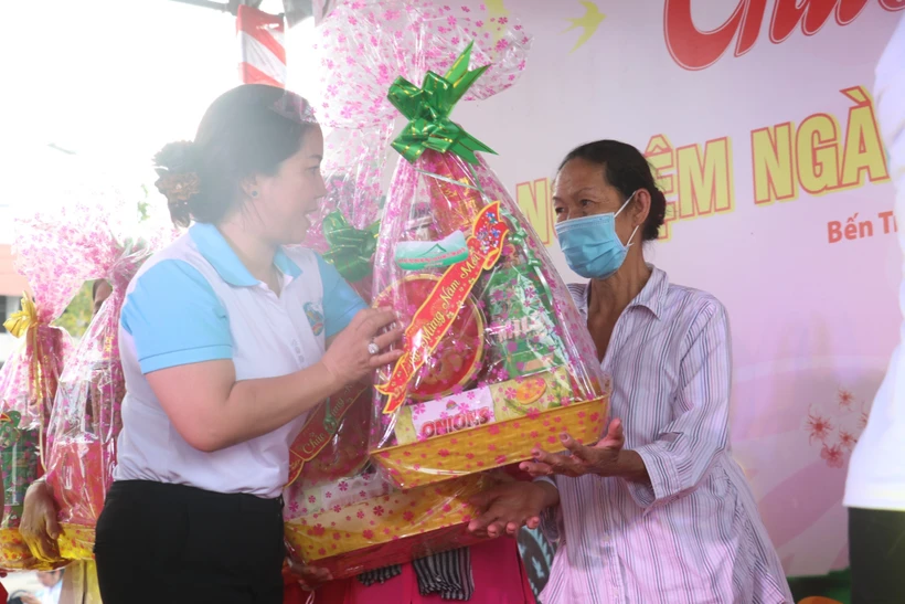 Hội Liên hiệp phụ nữ tỉnh Bến Tre Ban trao 20 phần quà Tết cho các phụ nữ có hoàn cảnh khó khăn trên địa bàn thành phố Bến Tre. Ảnh: Chương Đài – TTXVN