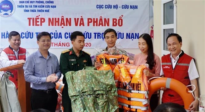 Phân bổ hàng hóa, thiết bị hỗ trợ khắc phục hậu quả lũ lụt. Ảnh: Mai Trang-TTXVN