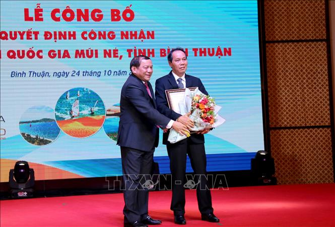 Trao quyết định công nhận Khu du lịch Mũi Né (Bình Thuận) là Khu du lịch quốc gia. Ảnh: Nguyễn Thanh - TTXVN