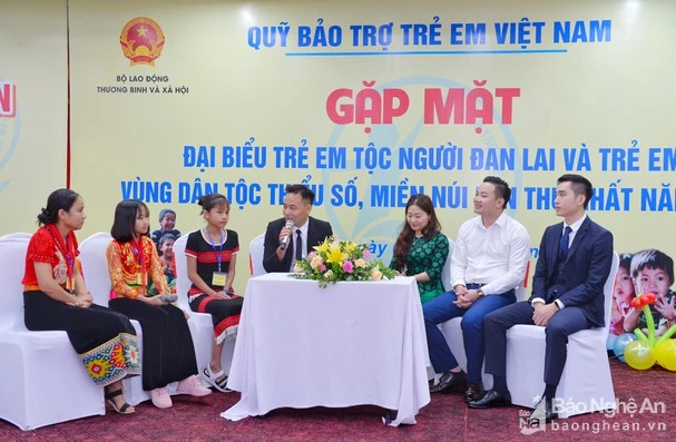 Gặp mặt động viên, khuyến khích trẻ em tộc người Đan Lai và trẻ em dân tộc thiểu số vượt khó 