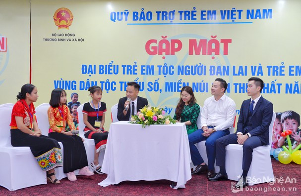 Gặp mặt động viên, khuyến khích trẻ em tộc người Đan Lai và trẻ em dân tộc thiểu số vượt khó 