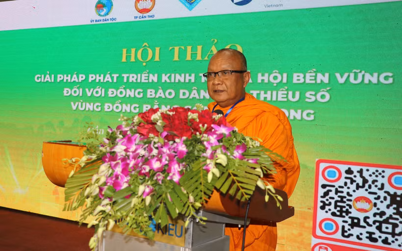 TS. Thượng tọa Lý Hùng, Phó ban trị sự Giáo hội Phật giáo, Phó Hội trưởng Thường trực Hội đoàn kết sư sãi yêu nước thành phố Cần Thơ phát biễu tham luận. Ảnh: Ngọc Thiện- TTXVN
