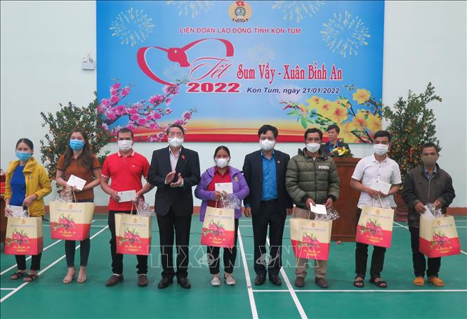 Phó Chủ tịch Quốc hội Nguyễn Đức Hải tặng quà cho đoàn viên, người lao động có hoàn cảnh khó khăn của tỉnh Kon Tum. Ảnh: Dư Toán – TTXVN.