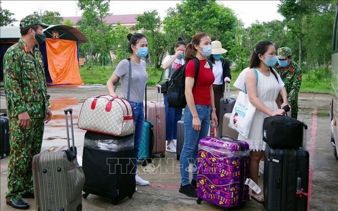 Các công dân hoàn thành cách ly chuẩn bị được về với gia đình. Ảnh: Trung Hiếu - TTXVN