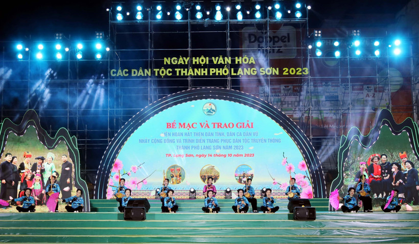 Tiết mục hát then đàn tính tại Liên hoan các Câu lạc bộ hát then đàn tính, dân ca, dân vũ, nhảy cộng đồng...trong khuôn khổ Ngày hội văn hoá các dân tộc thành phố Lạng Sơn năm 2023. Ảnh: Văn Đạt - TTXVN