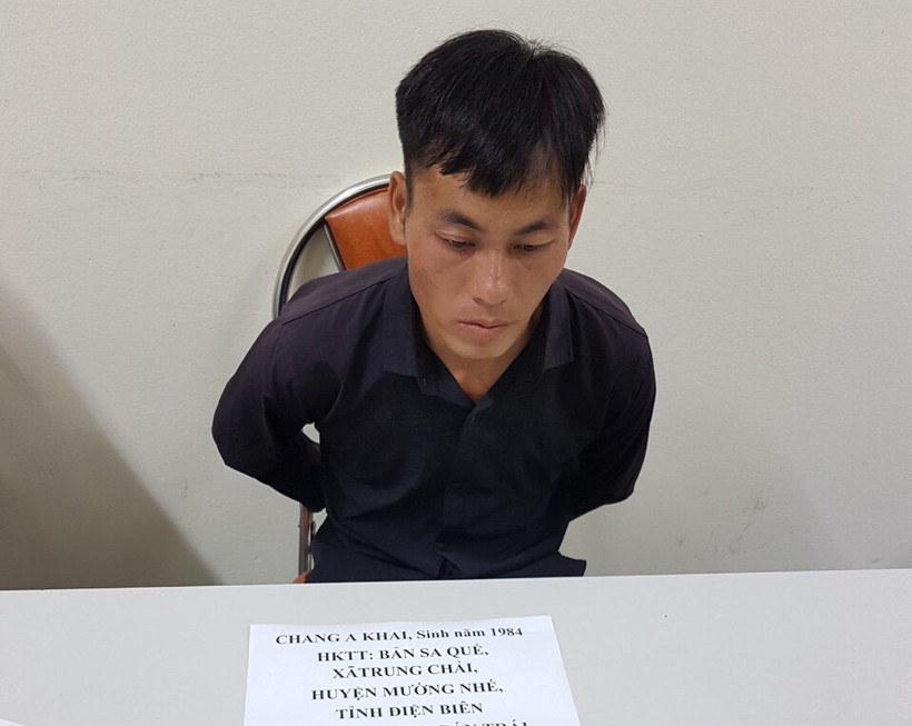 Đối tượng Chang A Khai cùng tang vật tại cơ quan điều tra. Ảnh: TTXVN phát