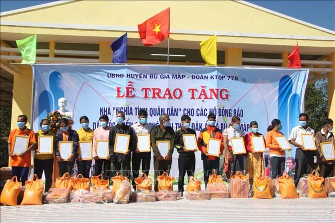 Lễ trao tặng nhà cho đồng bào thiểu số nghèo. Ảnh: K GỬIH -TTXVN