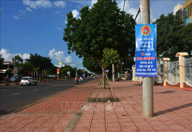 Tỉnh Đắk Lắk đẩy mạnh tuyên truyền đường dây nóng và số tổng đài để người dân kịp phản ánh mọi hành vi xâm hại trẻ em. Ảnh: Hoài Thu – TTXVN.
