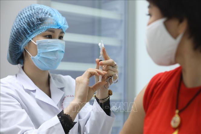 Tiêm mũi 2, đợt 2 thử nghiệm vaccine Nano Covax phòng COVID-19. Ảnh: Minh Quyết - TTXVN