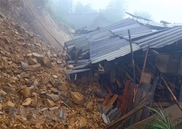 Mưa lớn làm sạt lở đất vào nhà một hộ dân ở thôn Suối Giao, xã Xà Hồ, huyện Trạm Tấu (tỉnh Yên Bái) vào tháng 8/2020. Ảnh: Đức Tưởng - TTXVN