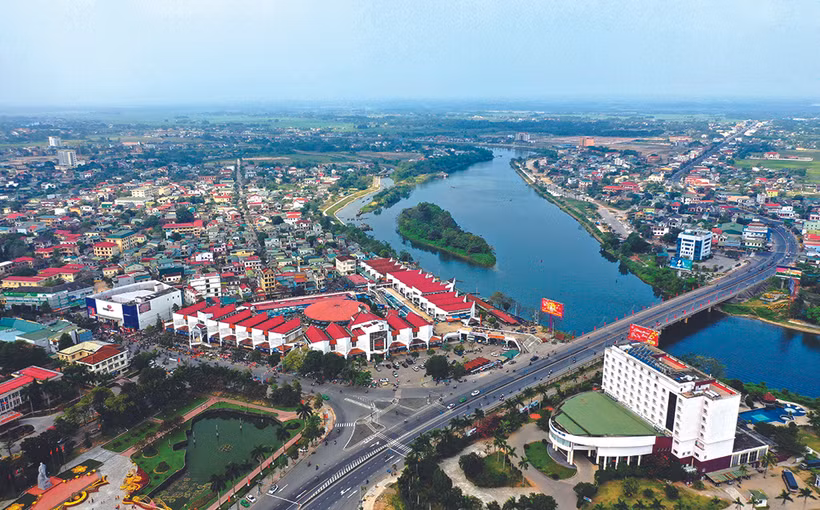 Sông Hiếu nằm giữa thành phố Đông Hà (Quảng Trị), vừa tạo nên vẻ đẹp cảnh quan vừa tạo đà phát triển kinh tế, văn hóa của địa phương. Ảnh: Hồ Cầu 