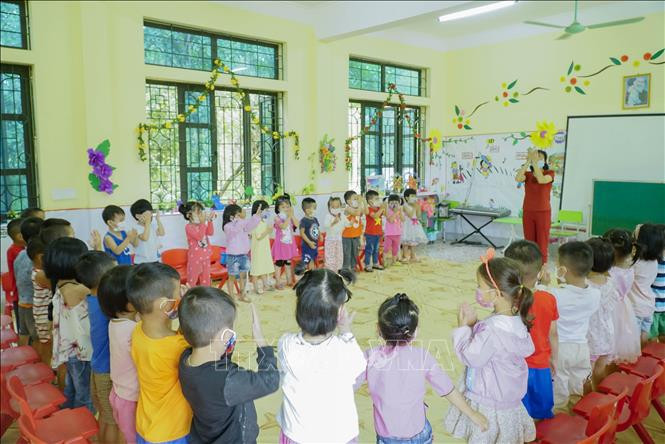 Số lượng trẻ trên lớp đông khiến công tác dạy học tại trường Mầm non Thị trấn Điện Biên Đông gặp nhiều khó khăn. Ảnh: Xuân Tư – TTXVN