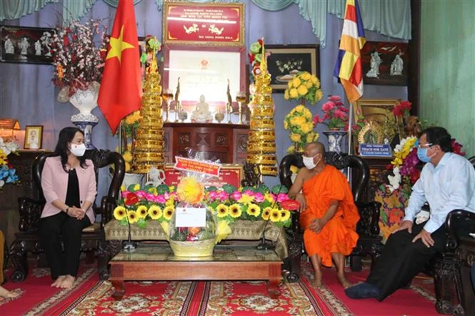 Phó Chủ tịch nước Võ Thị Ánh Xuân thăm chức sắc Phật giáo Nam tông Khmer tại Trà Vinh