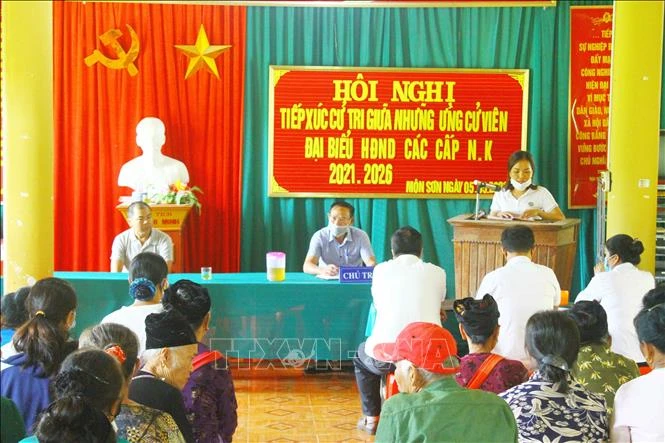 Một buổi tiếp xúc cử tri của các ứng cử đại biểu HĐND các cấp nhiệm kỳ 2016 – 2026 tại thôn Bắc Sơn, xã Môn Sơn, huyện Con Cuông (Nghệ An). Ảnh: Tá Chuyên - TTXVN