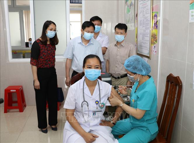 Tiêm vaccine phòng COVID-19 cho lực lượng tuyến đầu tại Bệnh viện Sản – Nhi tỉnh Ninh Bình. Ảnh: Đức Phương - TTXVN